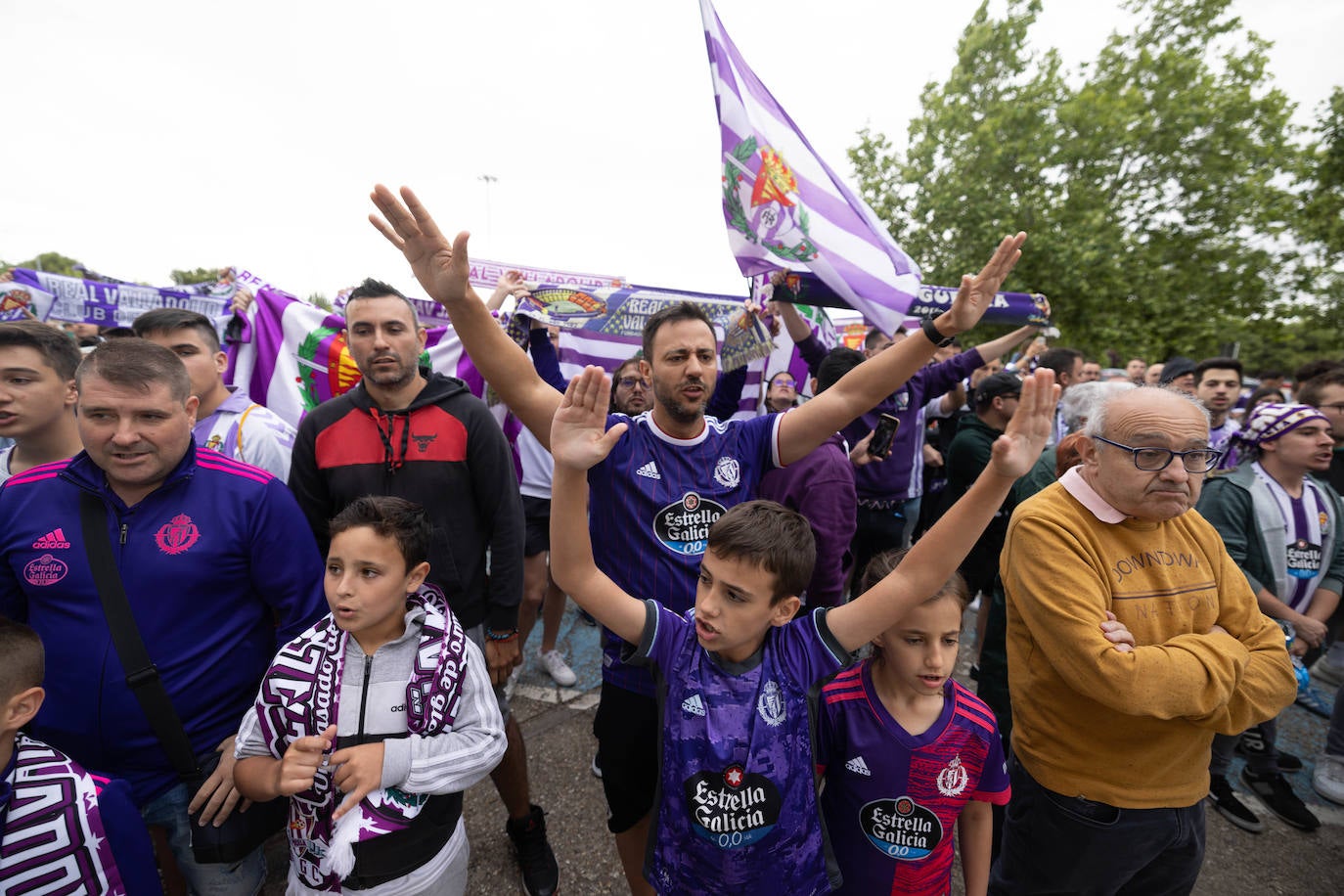 Loas aficionados del Real valladolid, durante la protesta por el cambio del escudo.