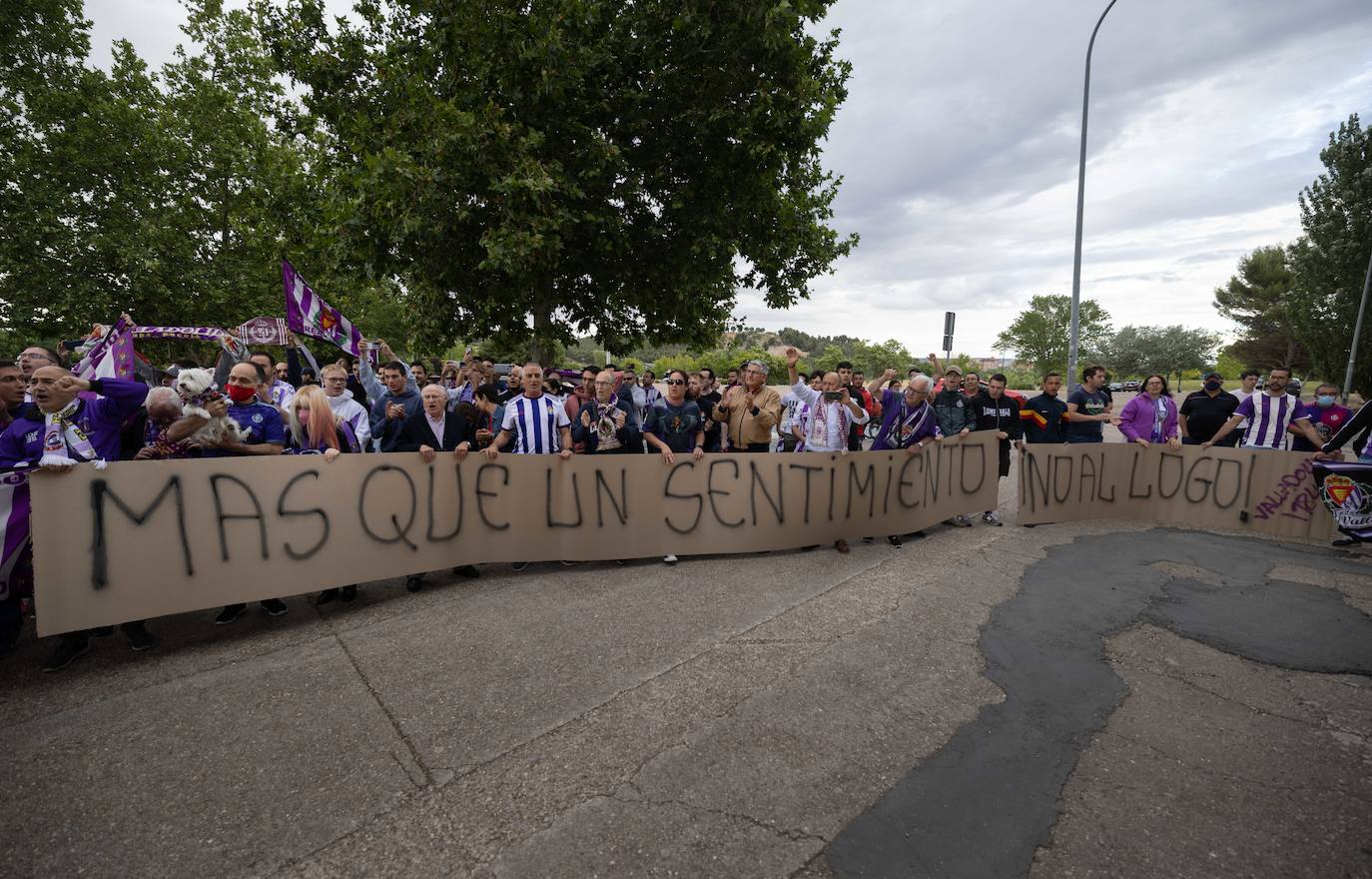 Loas aficionados del Real valladolid, durante la protesta por el cambio del escudo.