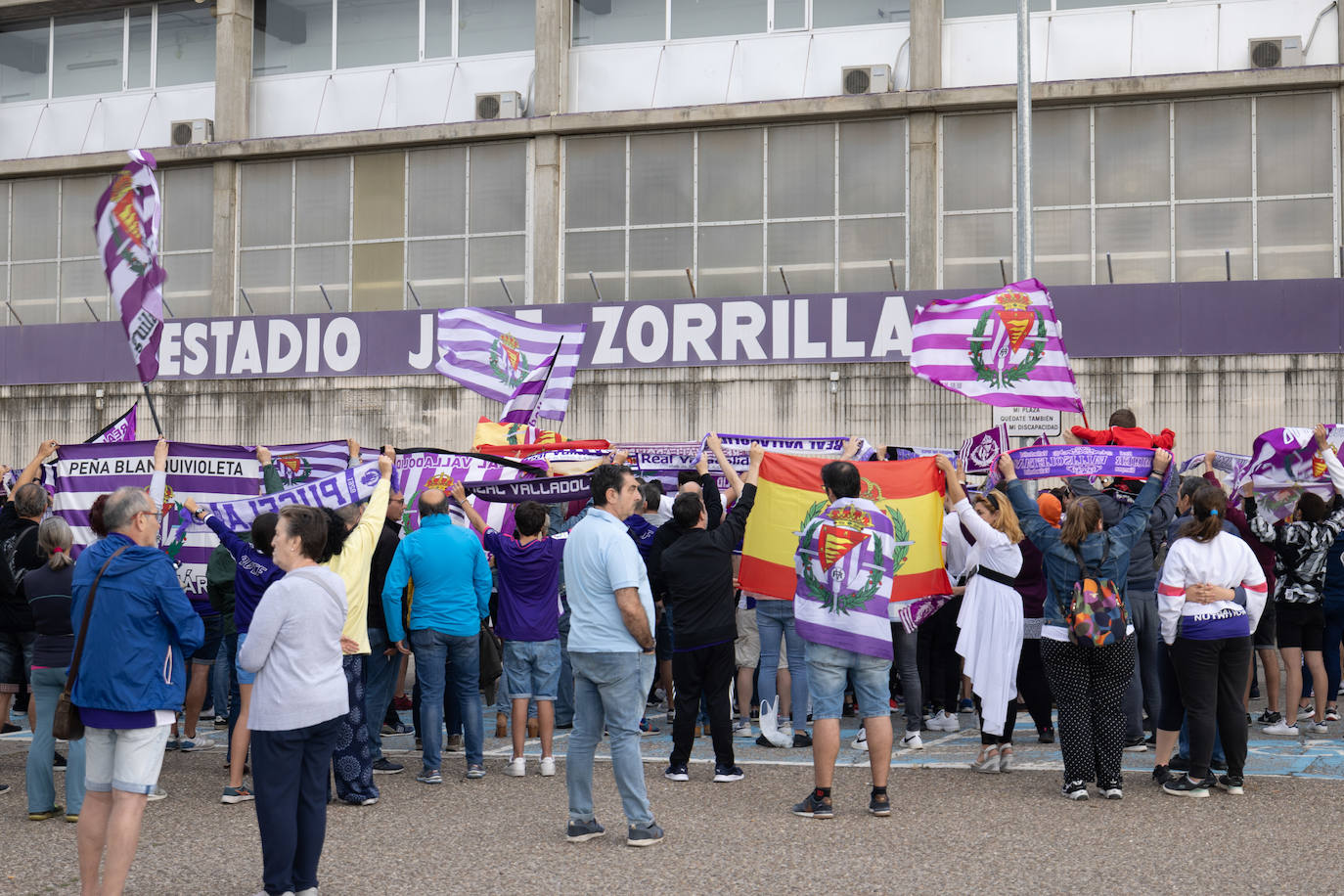 Loas aficionados del Real valladolid, durante la protesta por el cambio del escudo.