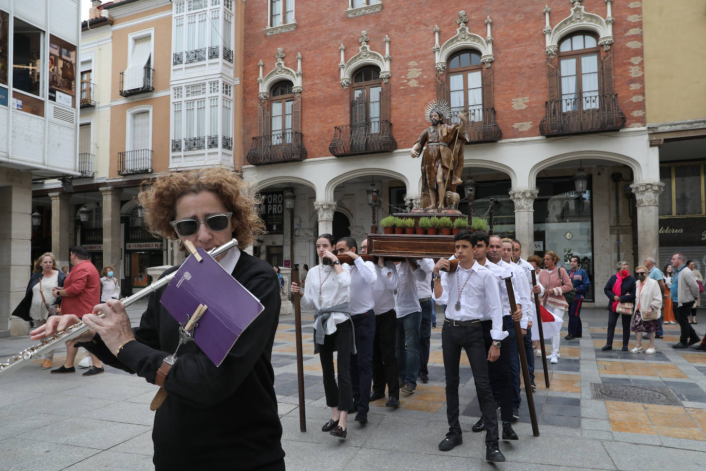 Fotos: Reparto del tomillo de San Juan en Palencia