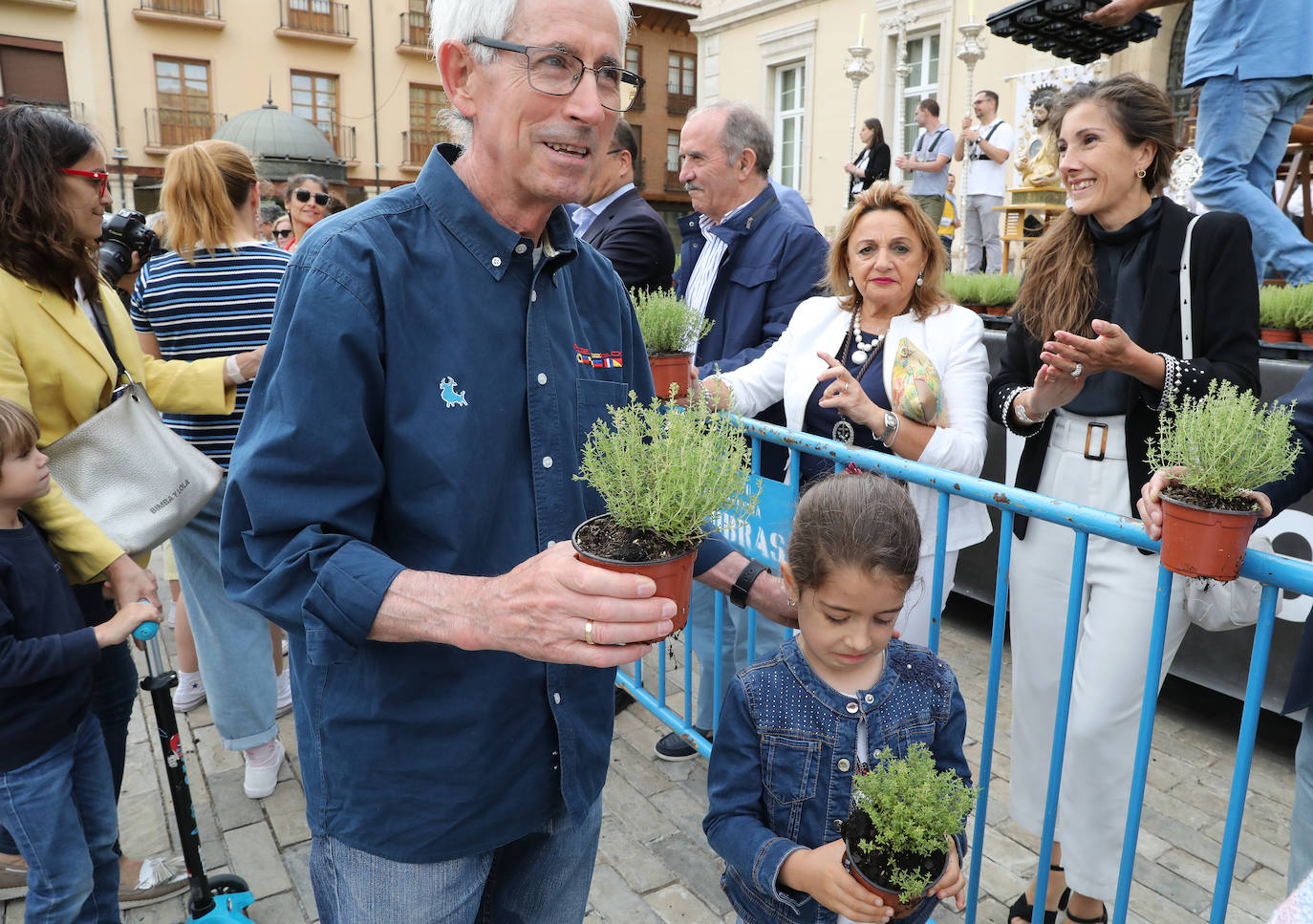 Fotos: Reparto del tomillo de San Juan en Palencia