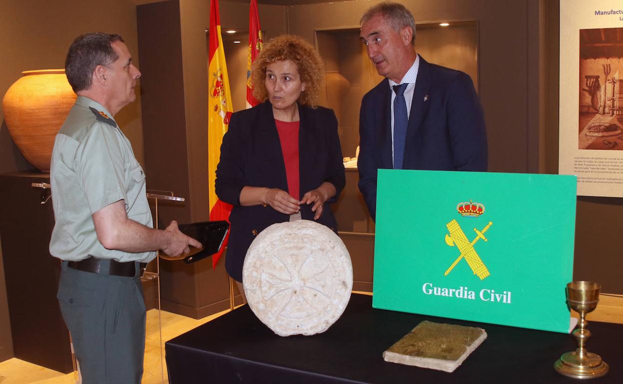 El teniente coronel de la Guardia Civil, José Luis Ramírez, La subdelegada del Gobierno Lirio Martín y el delegado territorial de la Junta José Mazarías, junto a las tres piezas. 