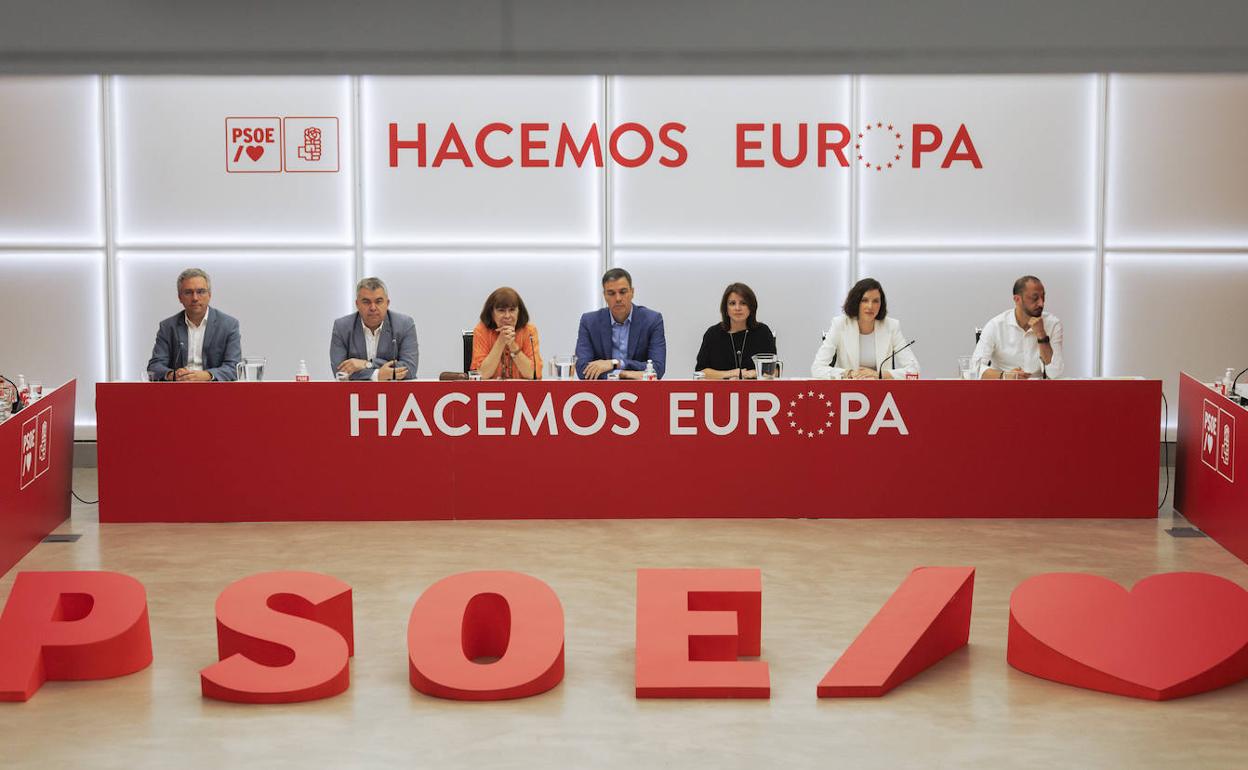 Principales dirigentes del PSOE, en la ejecutiva celebrada al día siguiente de las elecciones andaluzas.