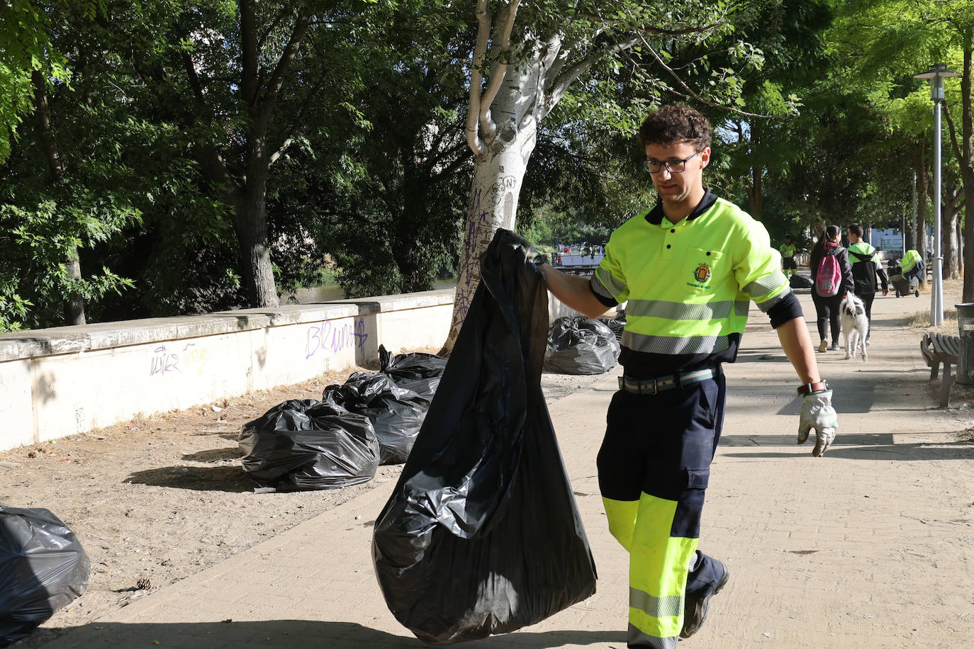 Fotos: Los servicios de limpieza de Valladolid recogen la basura tras la Noche de San Juan