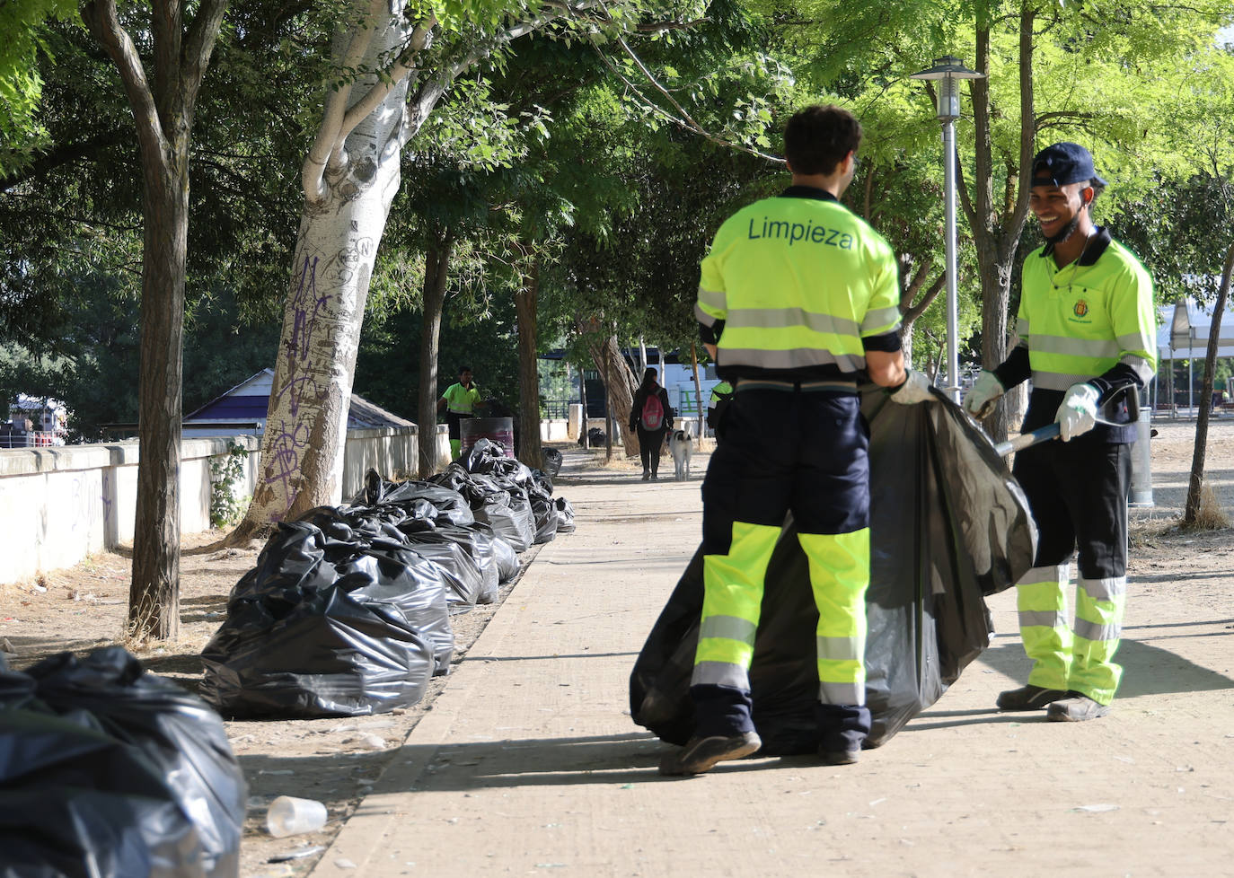 Fotos: Los servicios de limpieza de Valladolid recogen la basura tras la Noche de San Juan