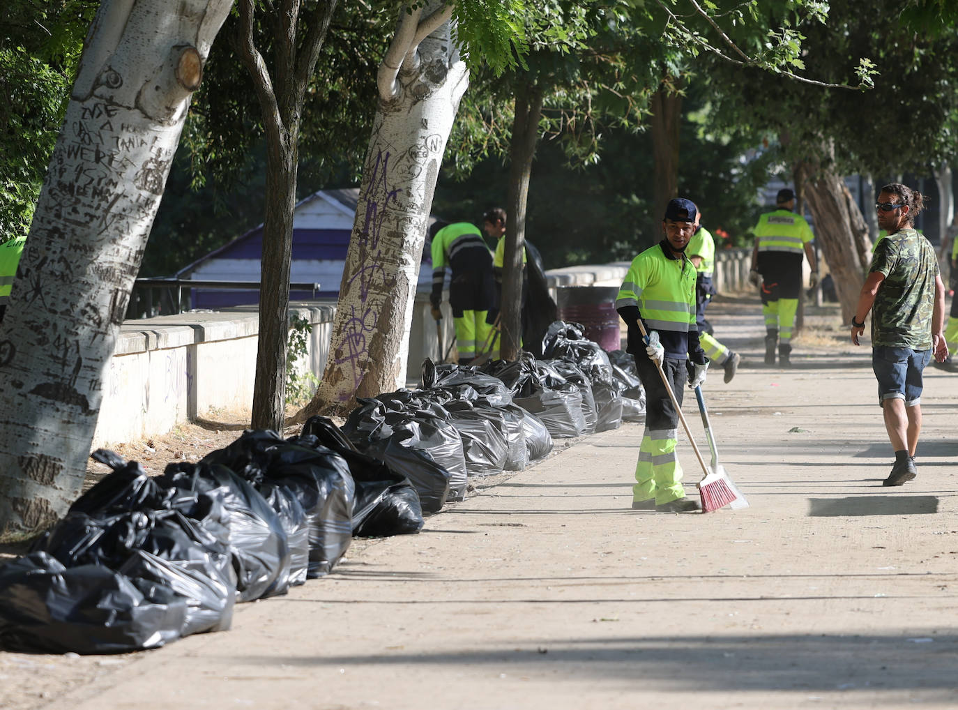 Fotos: Los servicios de limpieza de Valladolid recogen la basura tras la Noche de San Juan