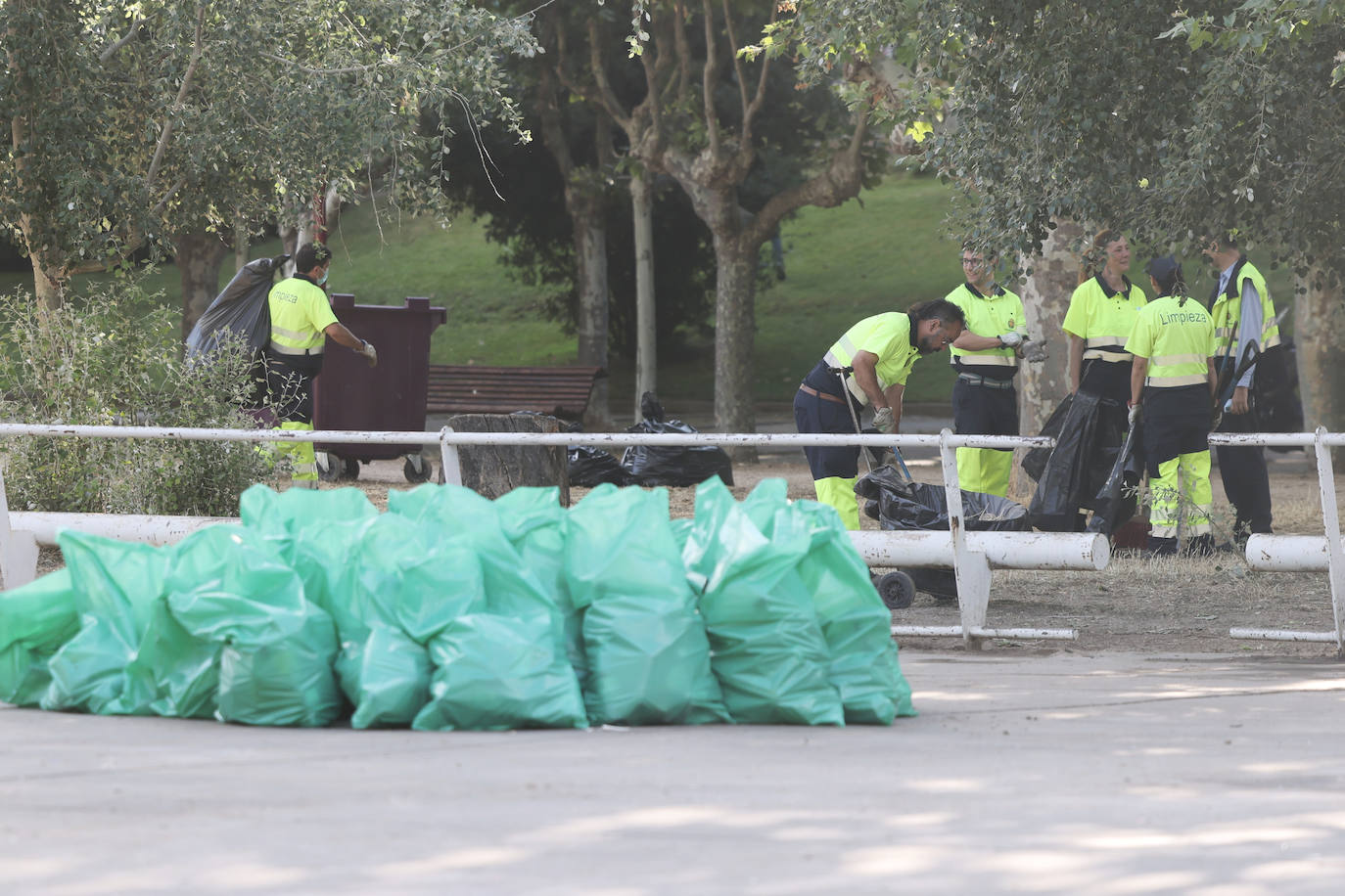 Fotos: Los servicios de limpieza de Valladolid recogen la basura tras la Noche de San Juan