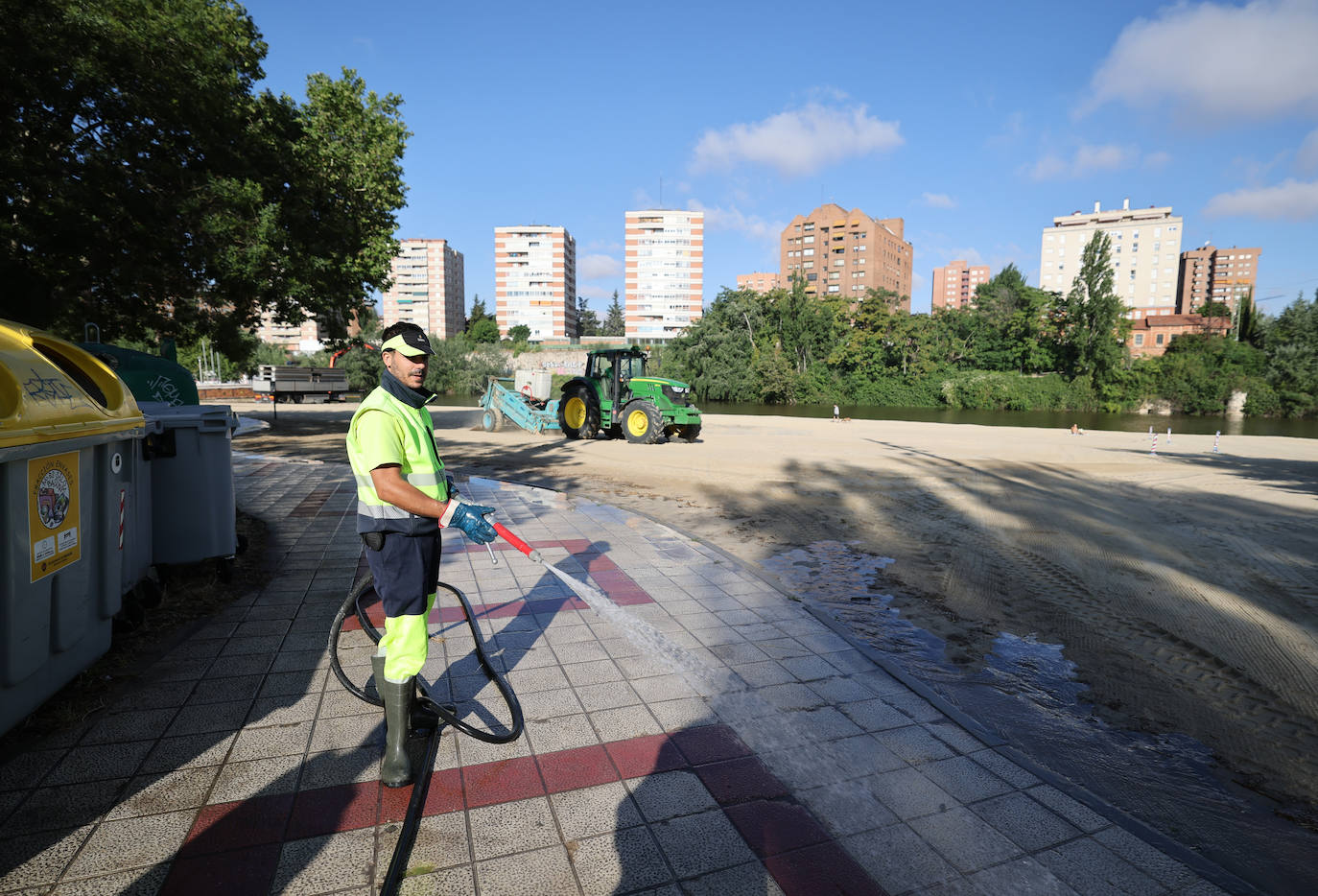 Fotos: Los servicios de limpieza de Valladolid recogen la basura tras la Noche de San Juan