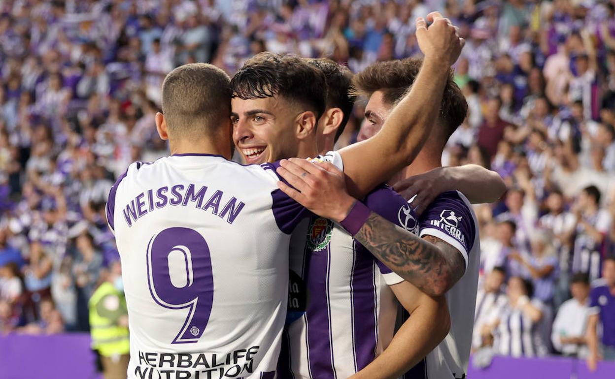 Weissman y Monchu abrazan a Aguado en uno de los goles del Real Valladolid al Huesca en la última jornada en Segunda. 