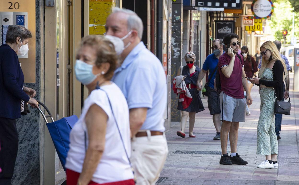 Vecinos en la calle Santiago de Valladolid. 