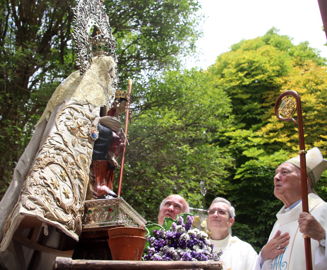 Salida en procesión de la imagen original de la Virgen del Henar, este sábado, en Cuéllar.