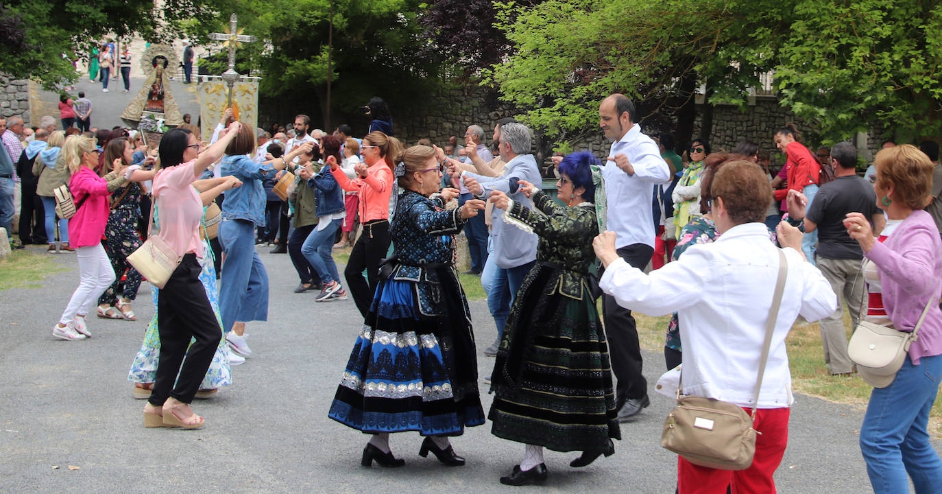 Salida en procesión de la imagen original de la Virgen del Henar, este sábado, en Cuéllar.