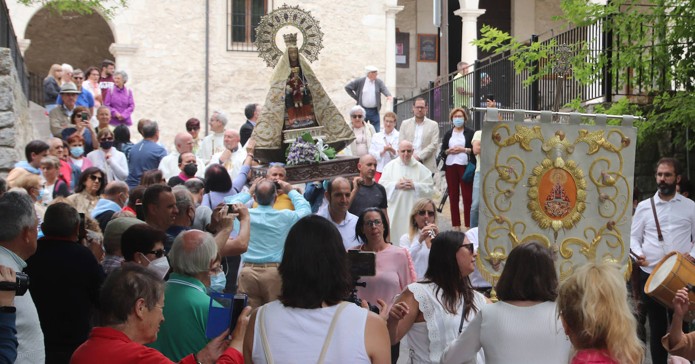 Salida en procesión de la imagen original de la Virgen del Henar, este sábado, en Cuéllar.