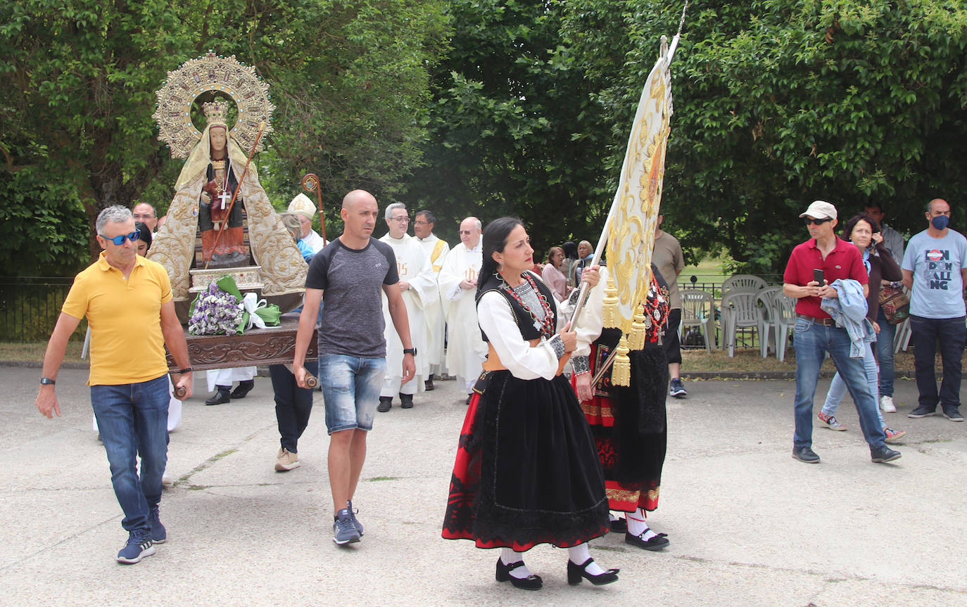 Salida en procesión de la imagen original de la Virgen del Henar, este sábado, en Cuéllar.