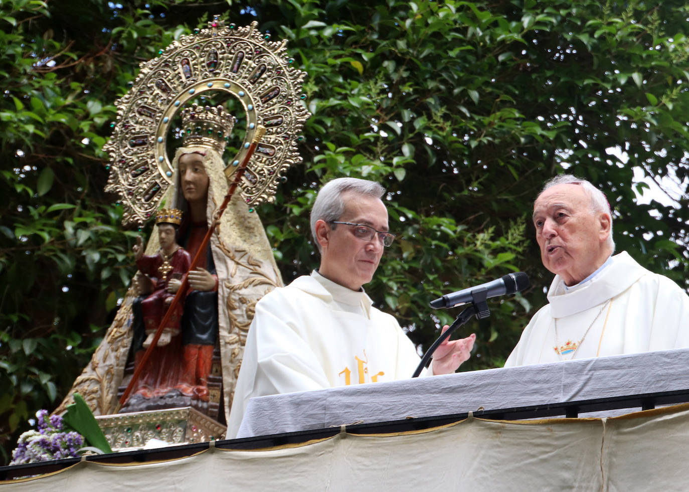 Salida en procesión de la imagen original de la Virgen del Henar, este sábado, en Cuéllar.