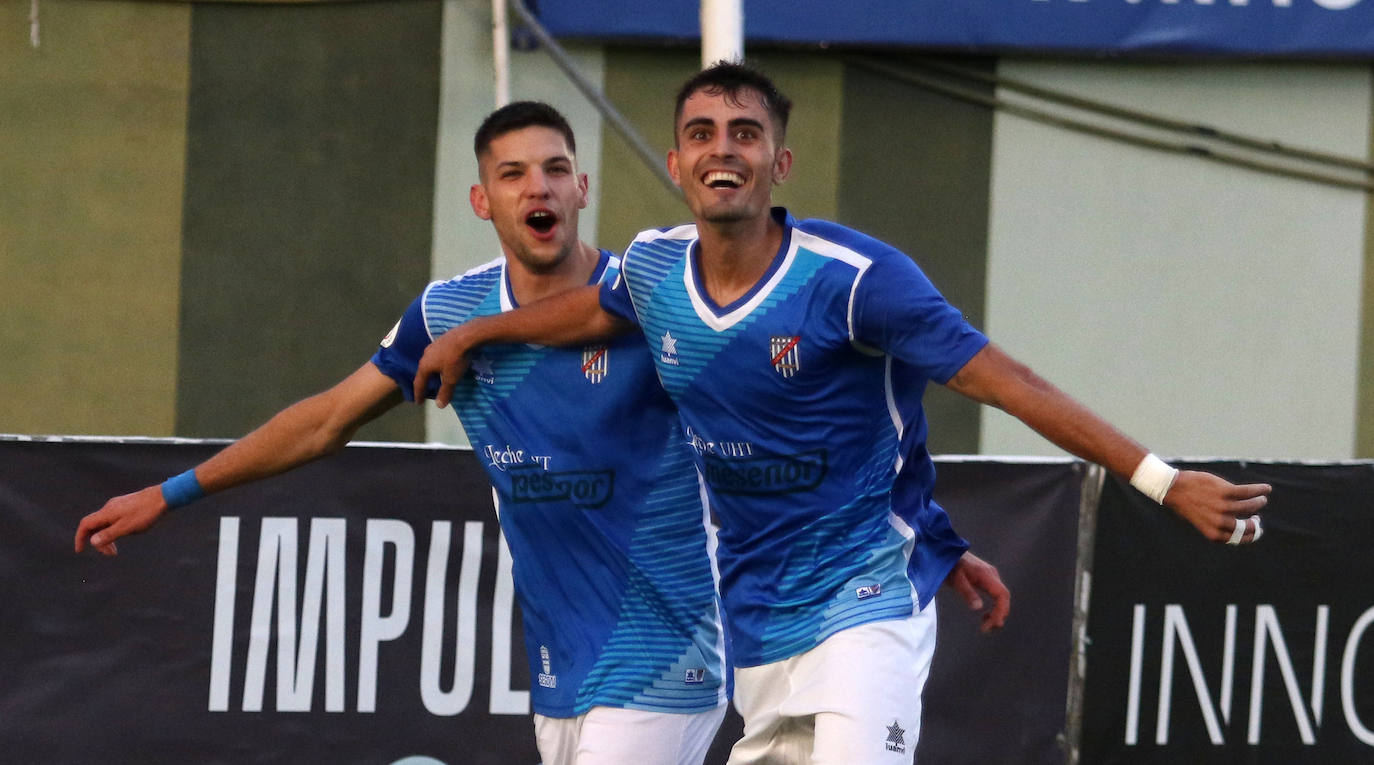 Los jugadores del Unami celebran uno de los goles marcados por Alcubilla este sábado.