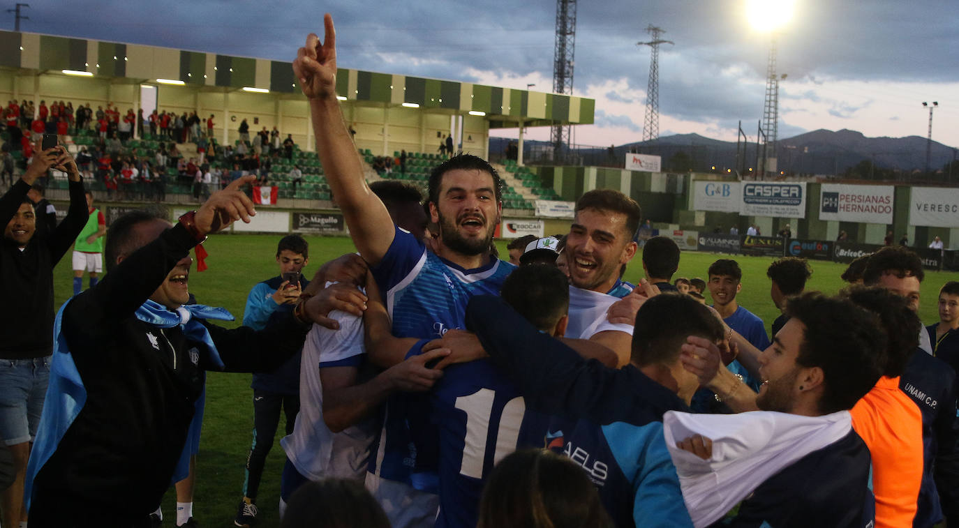 Los jugadores del Unami celebran uno de los goles marcados por Alcubilla este sábado.