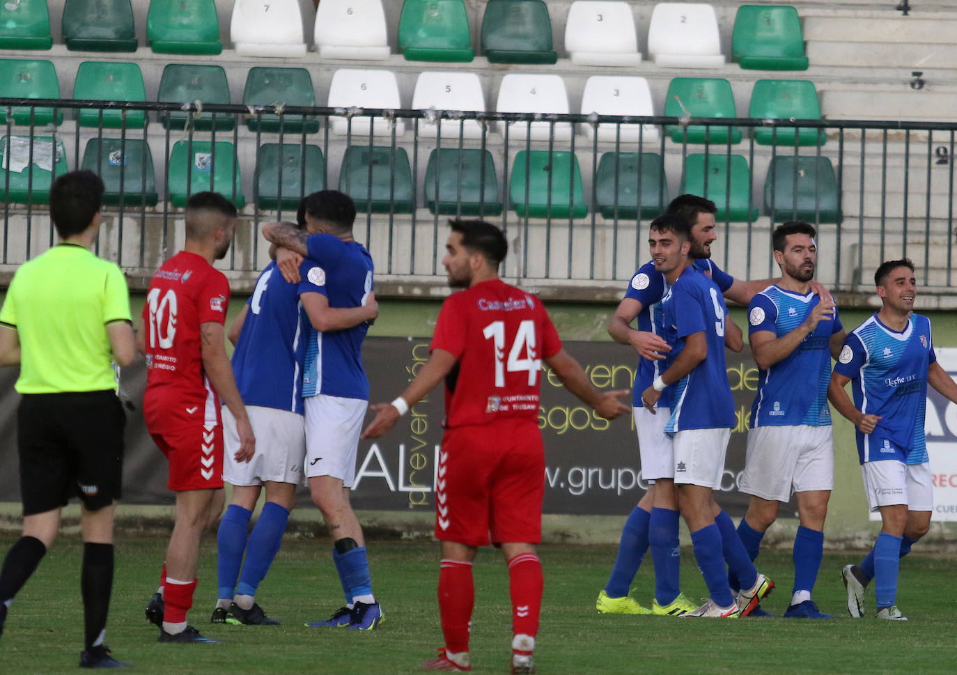 Los jugadores del Unami celebran uno de los goles marcados por Alcubilla este sábado.