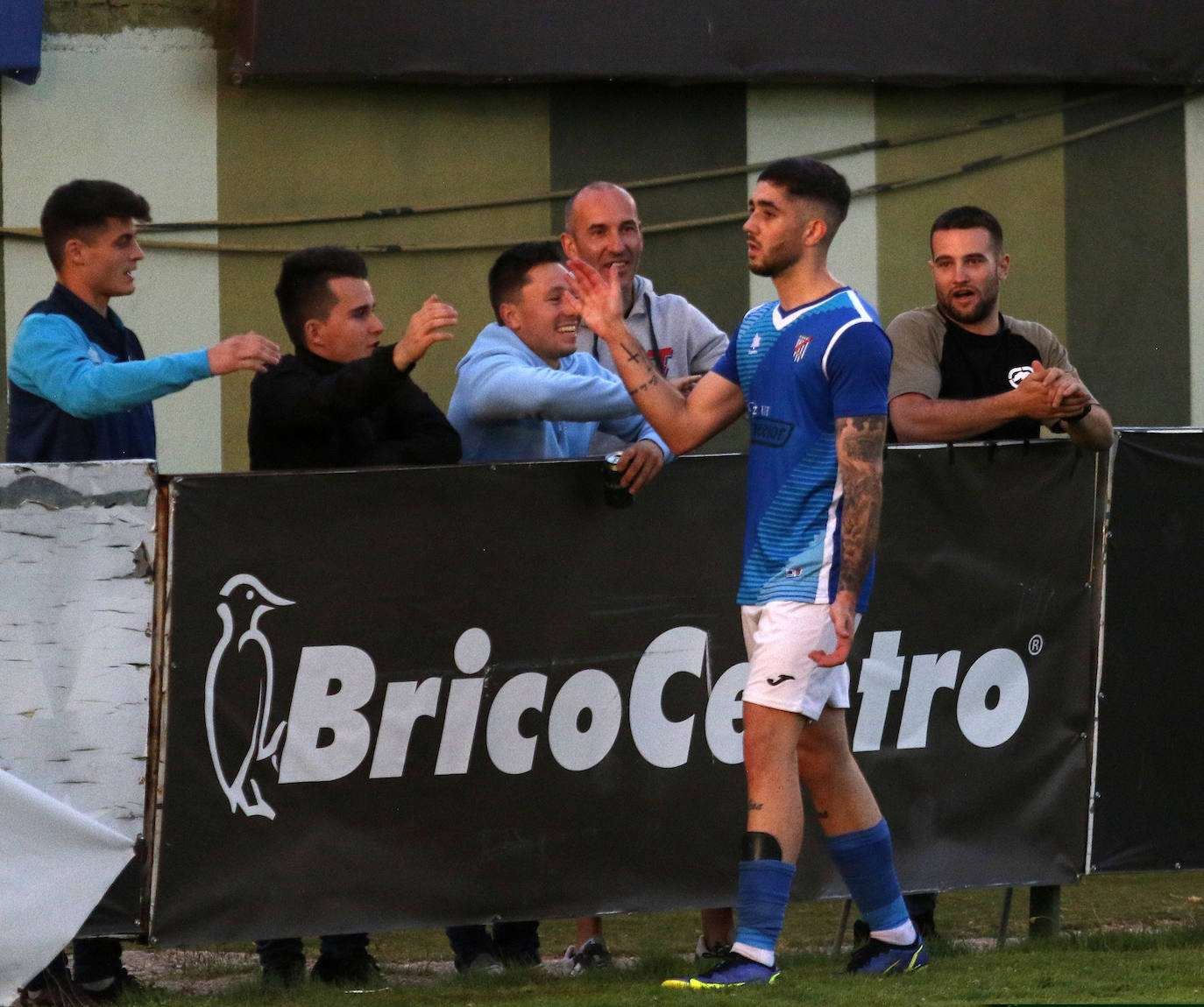 Los jugadores del Unami celebran uno de los goles marcados por Alcubilla este sábado.