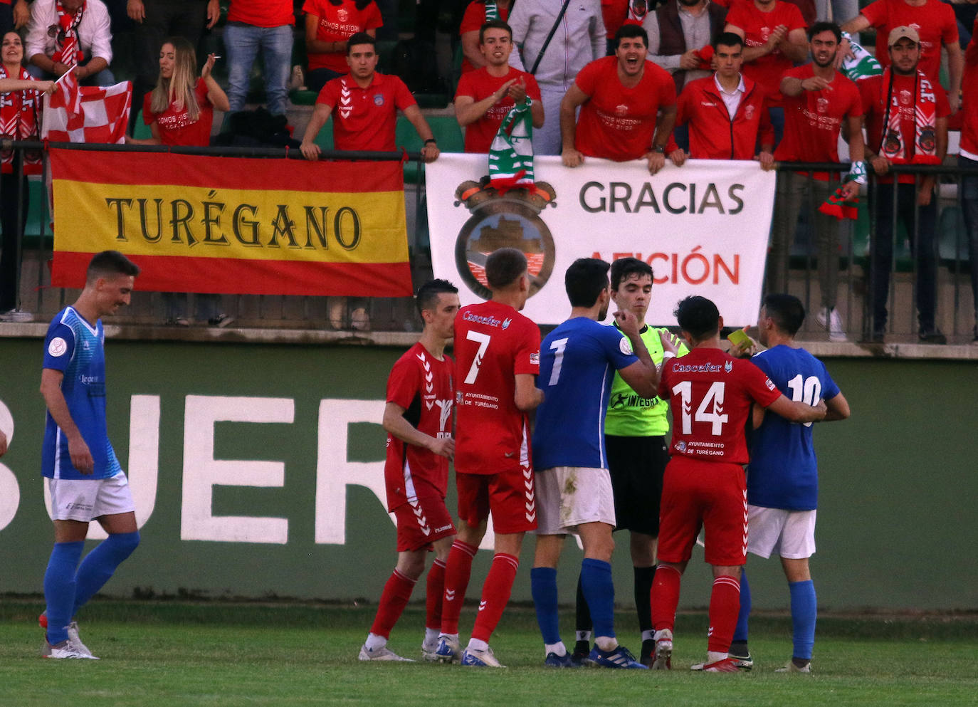 Los jugadores del Unami celebran uno de los goles marcados por Alcubilla este sábado.