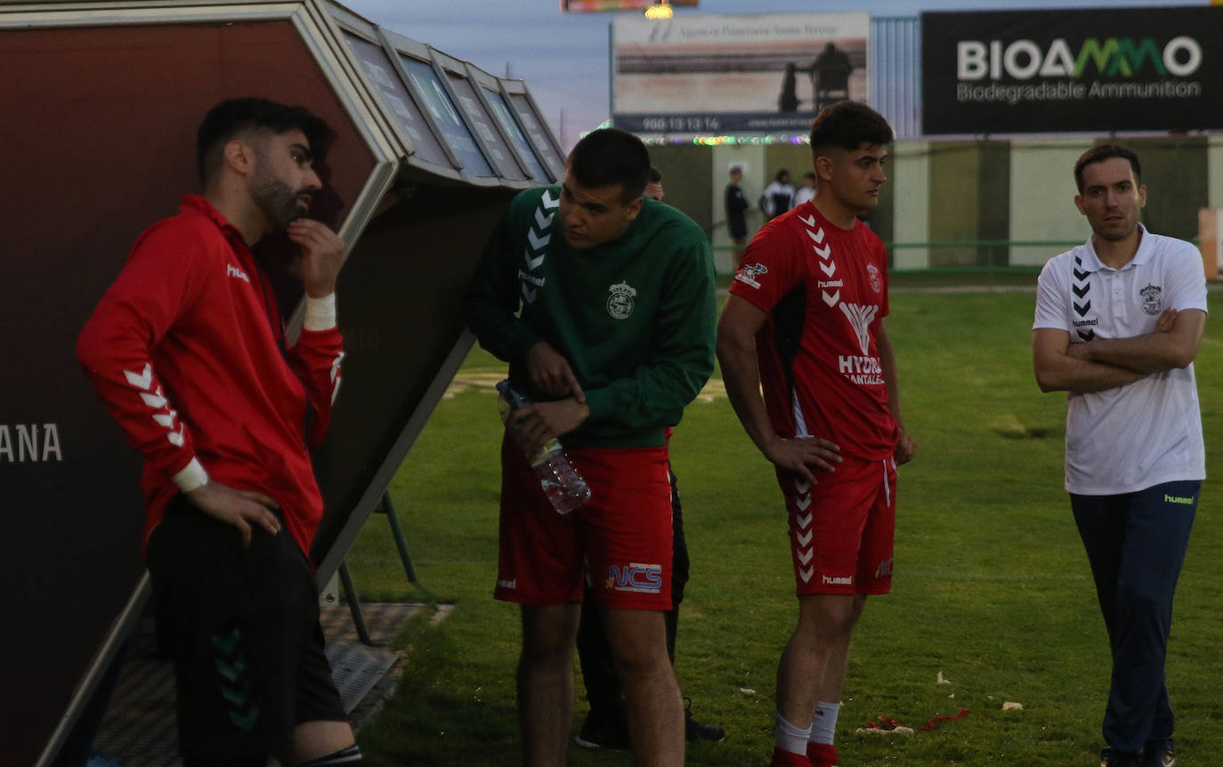 Los jugadores del Unami celebran uno de los goles marcados por Alcubilla este sábado.