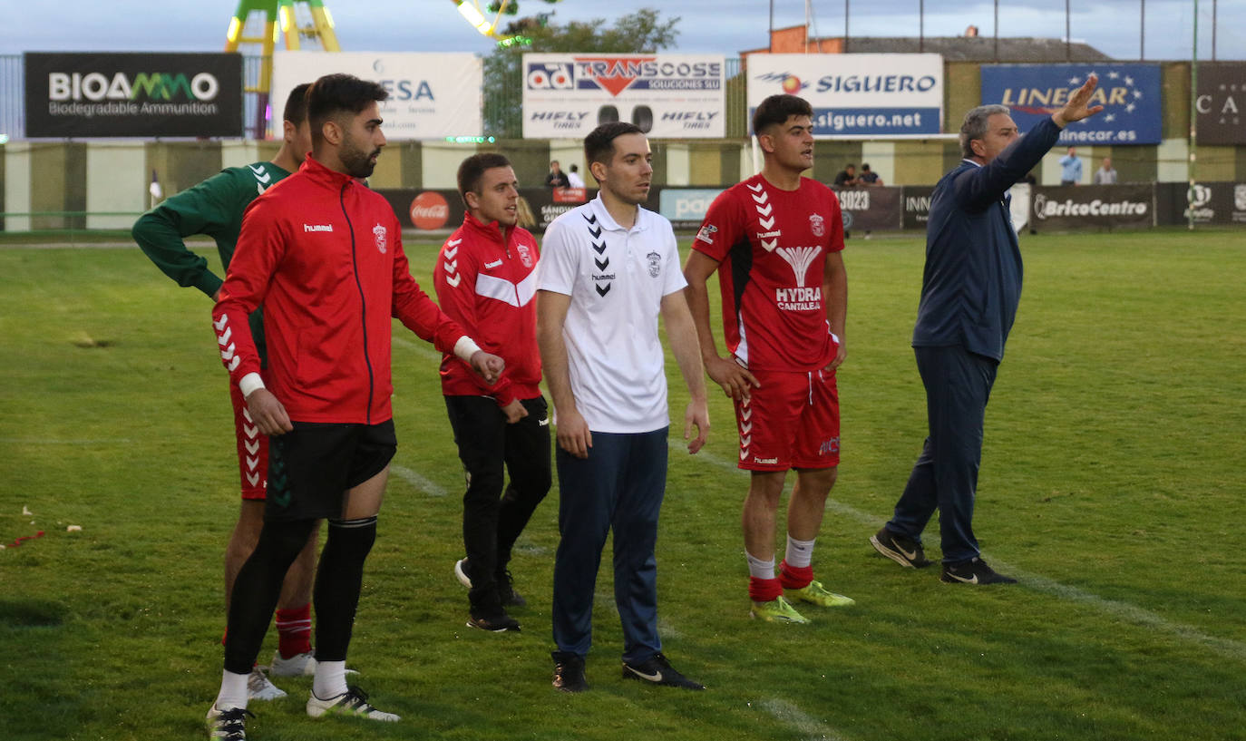 Los jugadores del Unami celebran uno de los goles marcados por Alcubilla este sábado.