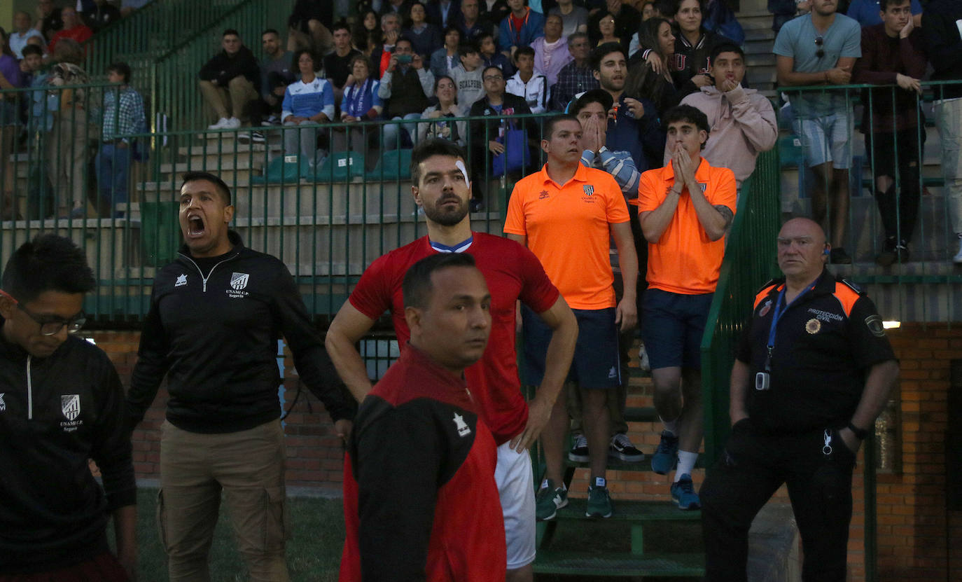 Los jugadores del Unami celebran uno de los goles marcados por Alcubilla este sábado.