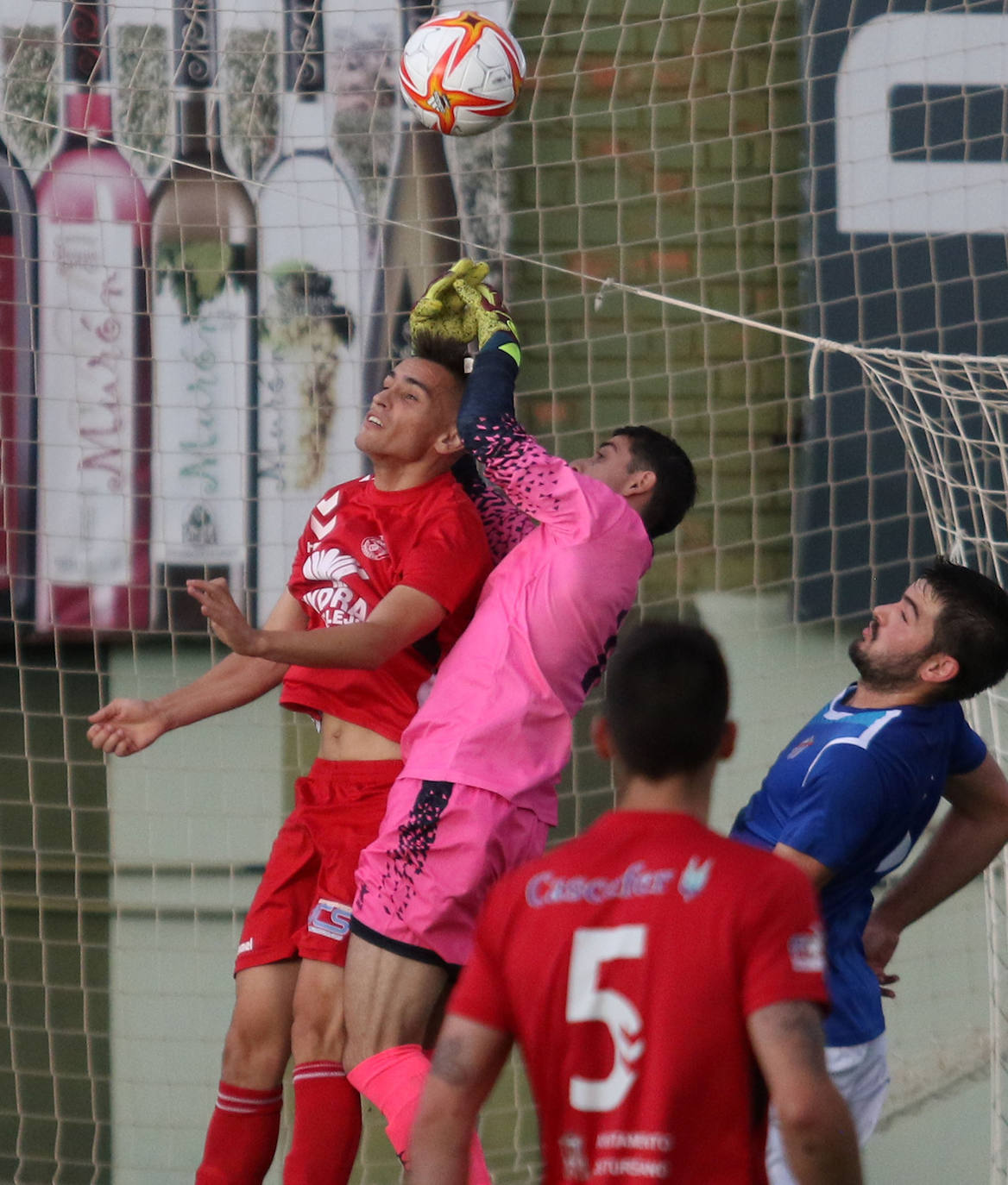 Los jugadores del Unami celebran uno de los goles marcados por Alcubilla este sábado.