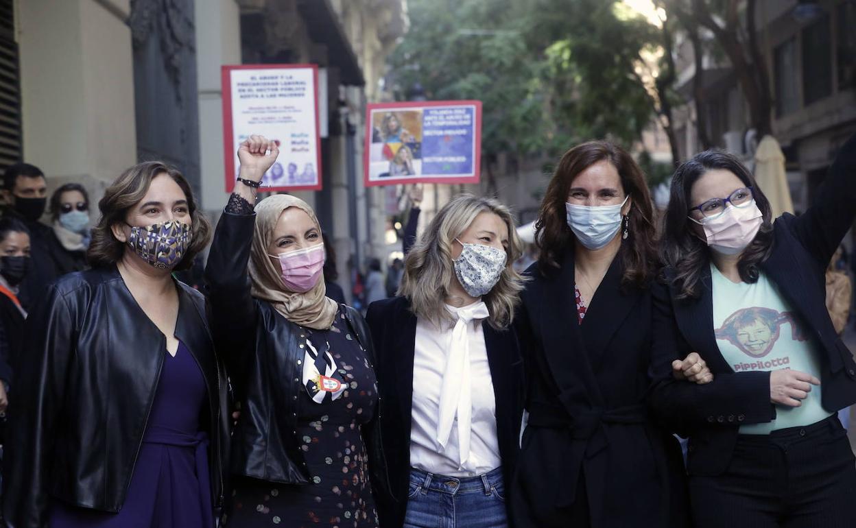 Encuentro en Valencia en noviembre pasado de Yolanda Diaz con Ada Colau, Fatima Hamed, Mónica Garcia y Mónica Oltra. 