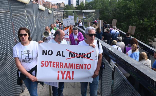 Una marcha por el «muro de la vergüenza» para reclamar el soterramiento de las vías