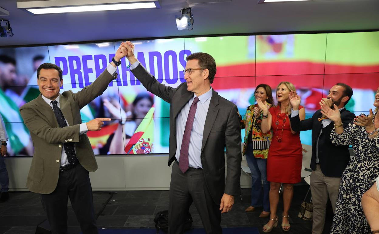 Juanma Moreno y Alberto Núñez celebran el triunfo del PP en Andalucía en la sede madrileña.