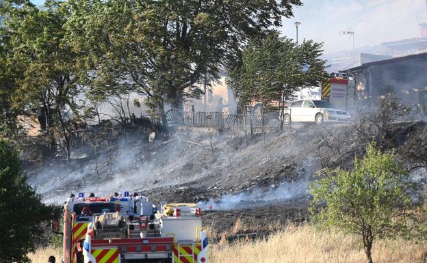 Los bomberos trabajan en el incendio. 