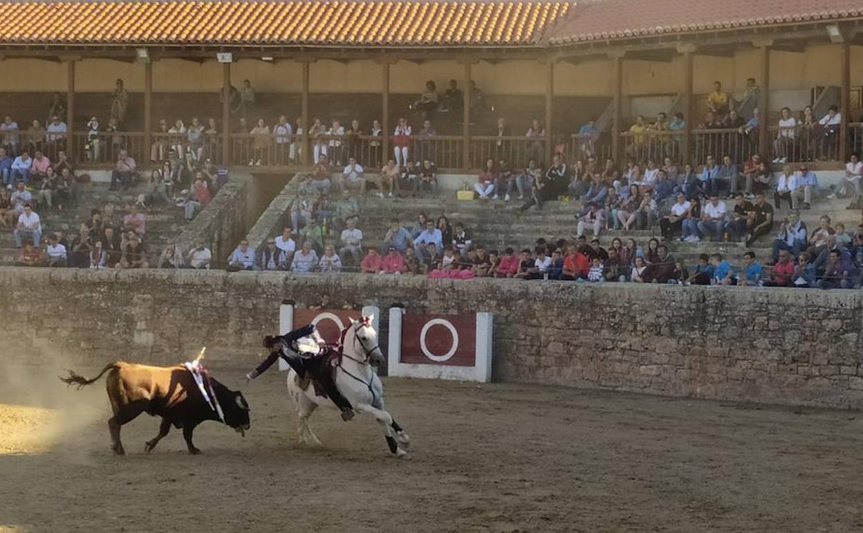 La portuguesa Ana Rita, que cortó una oreja al primero de sus astados, realiza un desplante. 