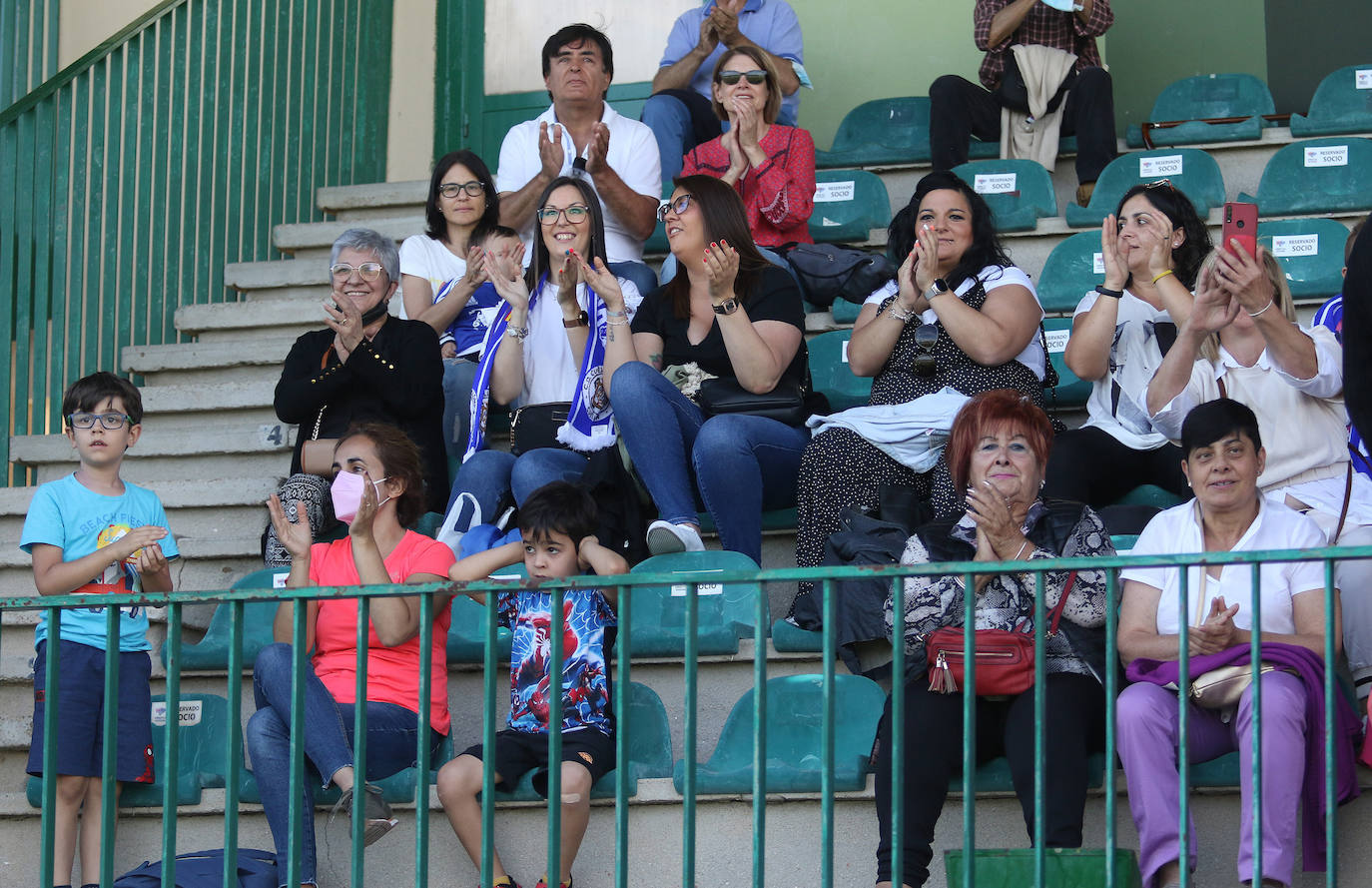 Dos rivales pugnan por un balón aéreo en la final de la Copa Delegación.