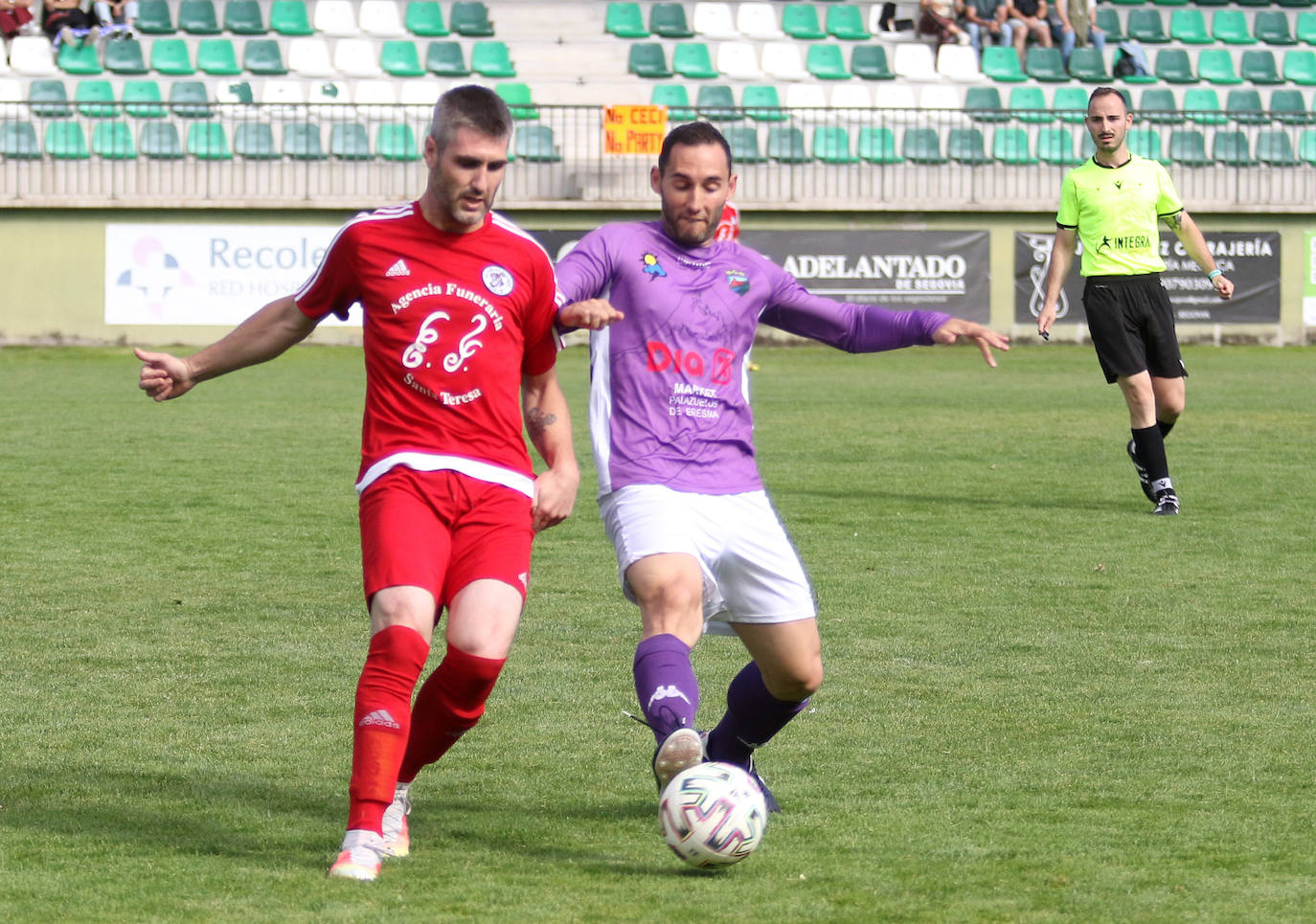 Dos rivales pugnan por un balón aéreo en la final de la Copa Delegación.