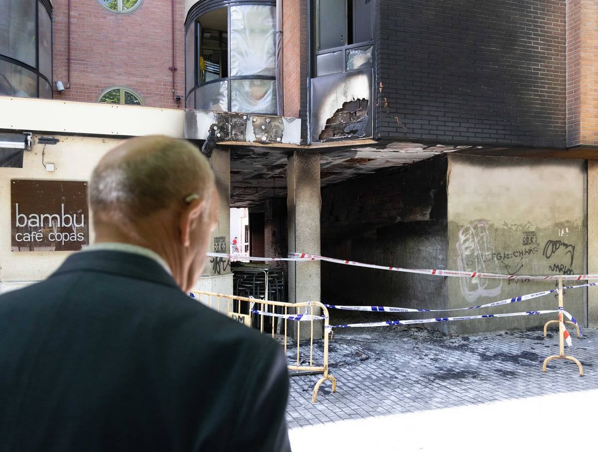 Fotos: Los bomberos desalojan un edificio en La Victoria por el incendio de las sillas de una terraza