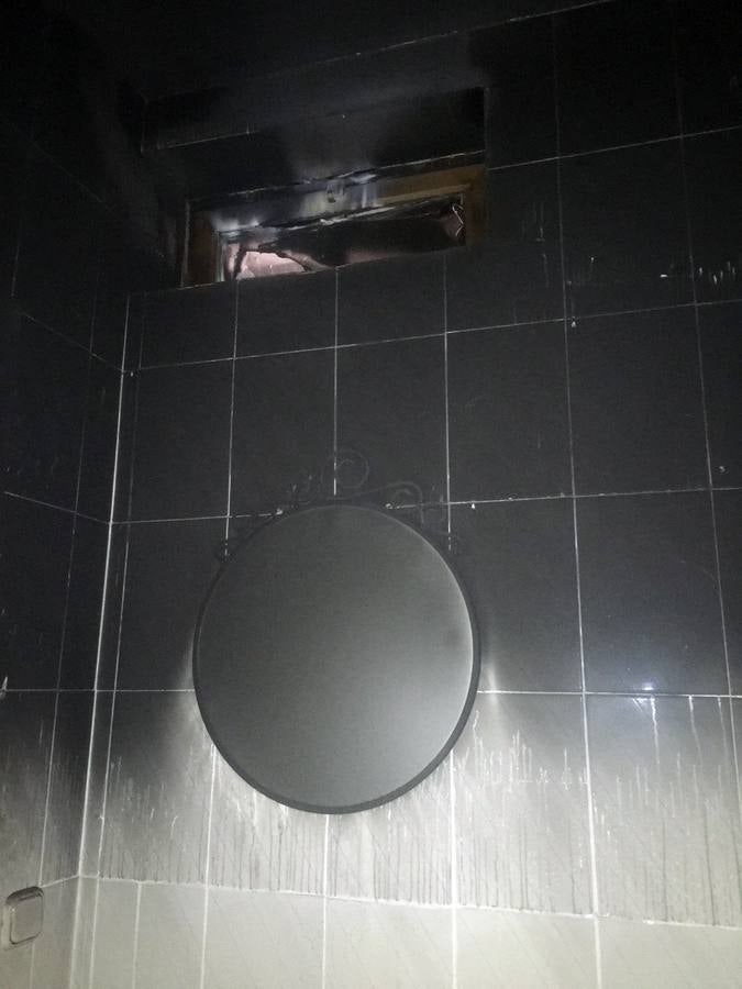 Fotos: Los bomberos desalojan un edificio en La Victoria por el incendio de las sillas de una terraza