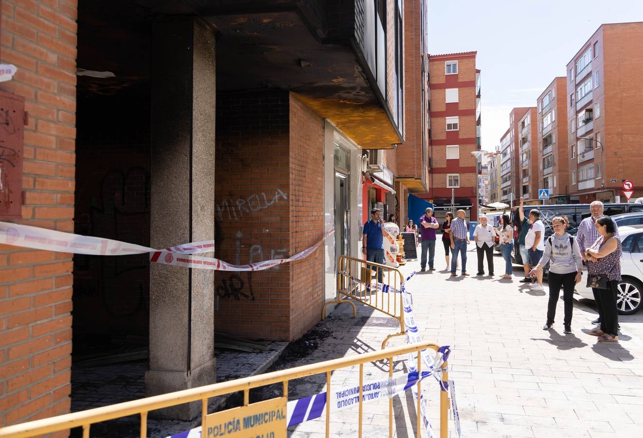 Fotos: Los bomberos desalojan un edificio en La Victoria por el incendio de las sillas de una terraza