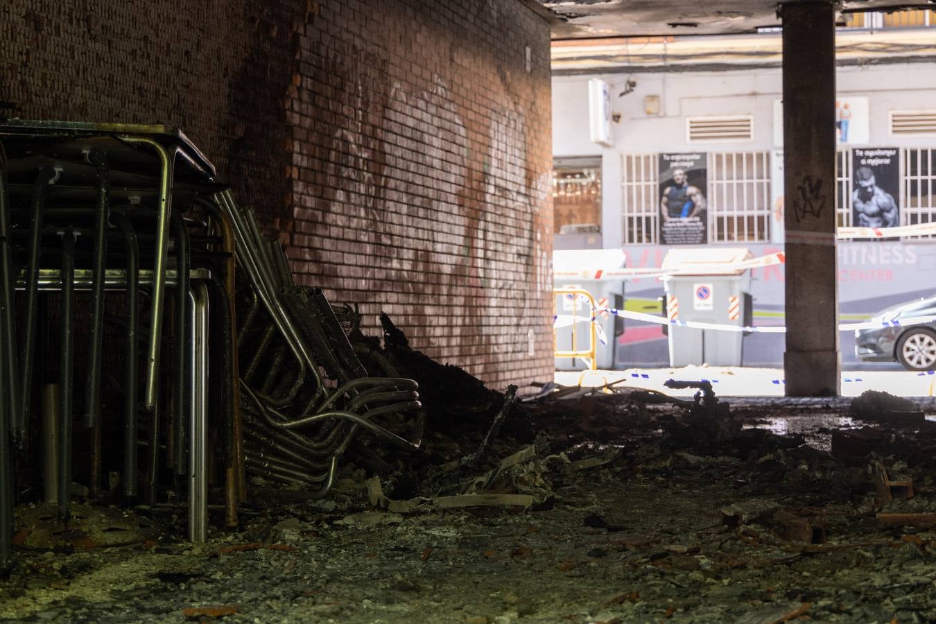 Fotos: Los bomberos desalojan un edificio en La Victoria por el incendio de las sillas de una terraza