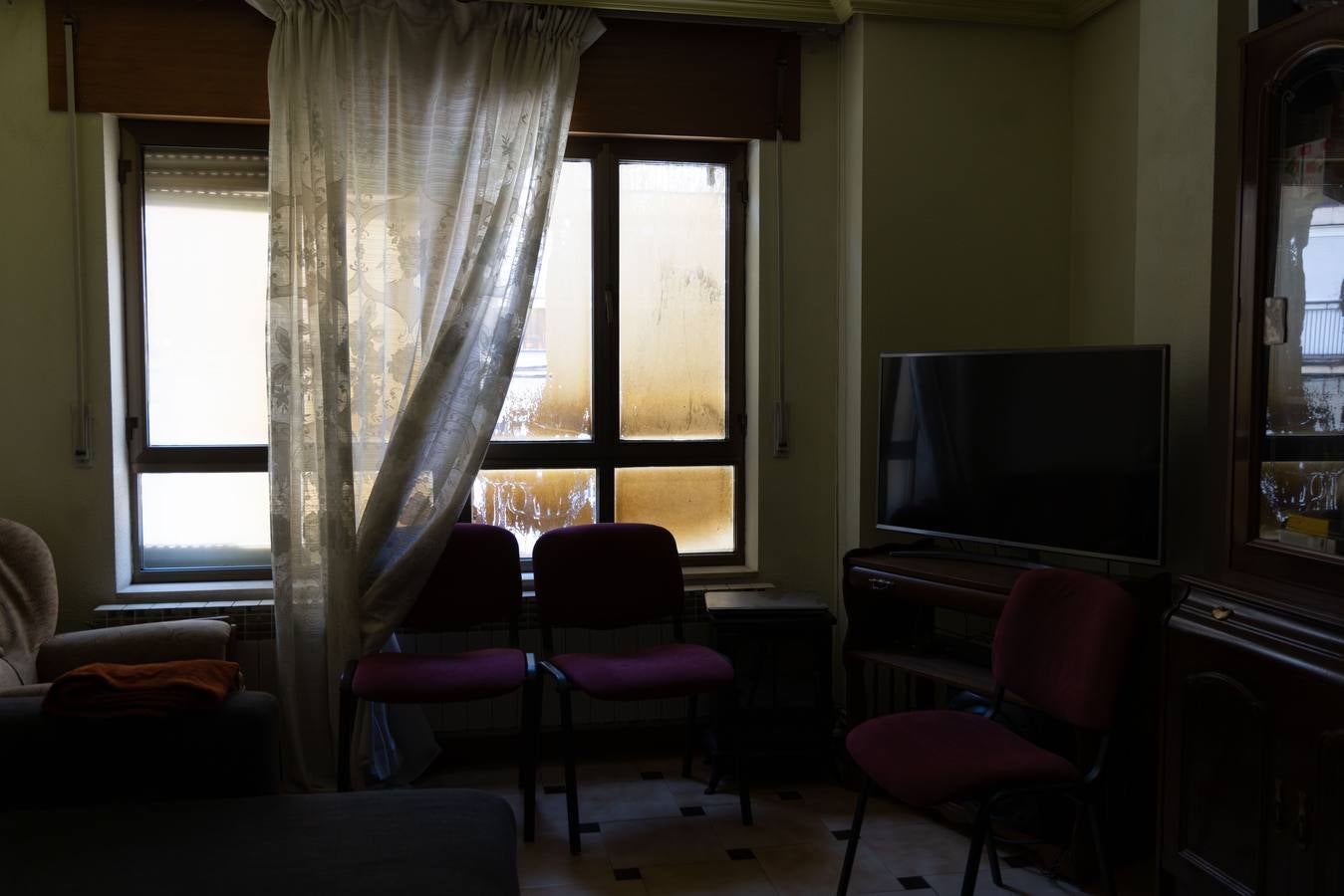 Fotos: Los bomberos desalojan un edificio en La Victoria por el incendio de las sillas de una terraza