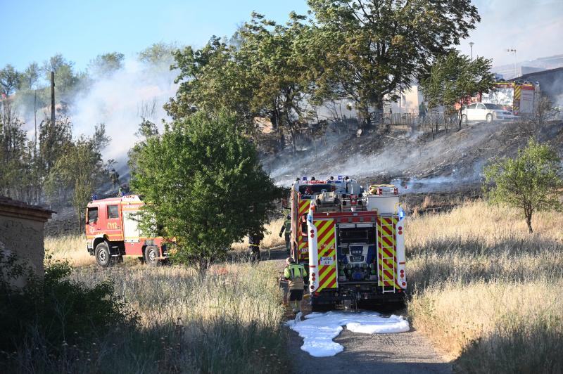 Los bomberos intervienen de nuevo en la calle Mirador para evitar la reproducción del incendio