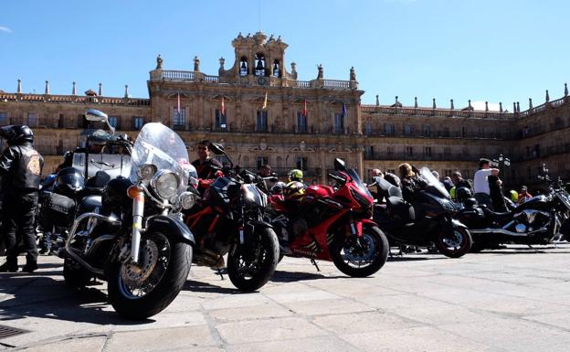 Imagen principal - Más de un centenar de moteros ruedan 137 kilómetros en Salamanca para concienciar contra el Bullying