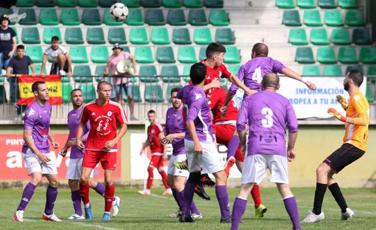 Pugna de un balón aéreo durante el partido entre el Cuéllar y Monteresma B. 