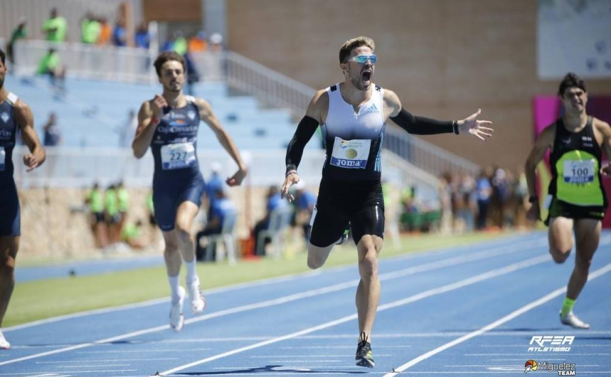 Óscar Husillos tras cruzar la línea de meta en el Campeonato de España de Nerja este domingo. 