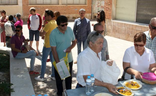 Imagen principal - Arriba, la paella popular de Aspace. Abajo a la izquierda, participantes en el canravalito, a la derecha, grupos en la degustación populart en la Fuencisla. 