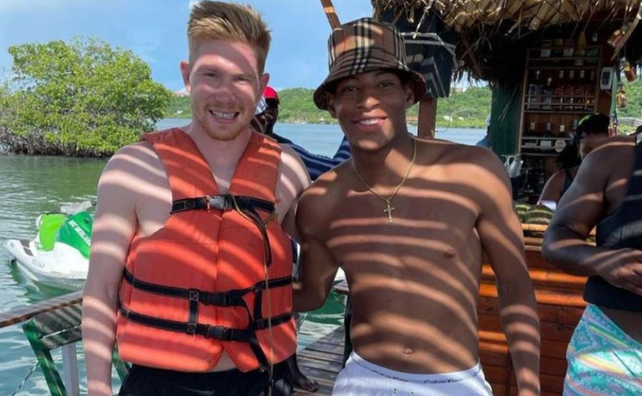 Gonzalo Plata posa con De Bruyne en sus vacaciones. 