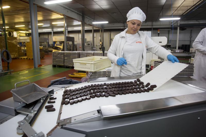 Una trabajadora de la fábrica de Chocolates Trapa en Dueñas (Palencia).