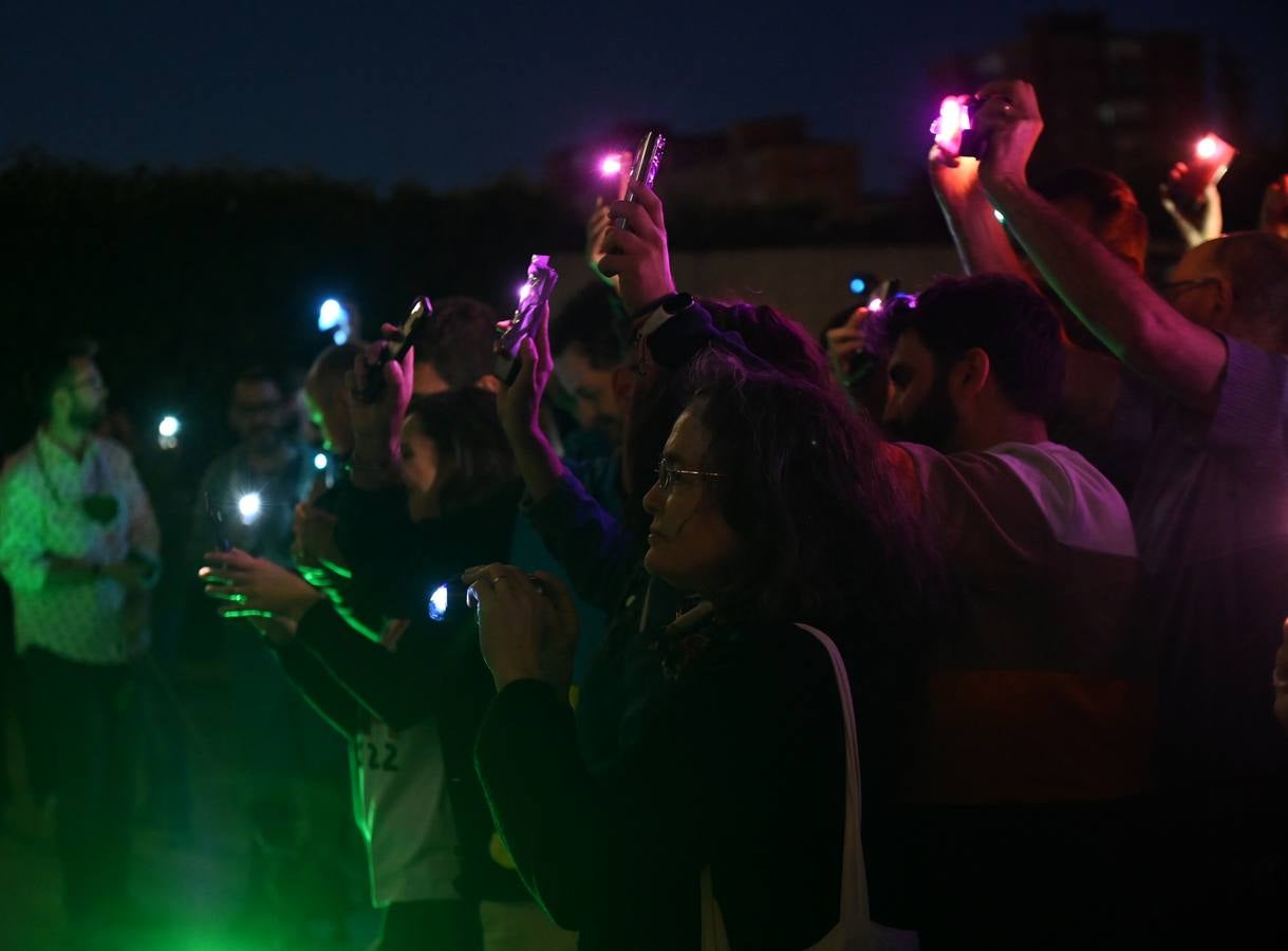 Fotos: Protesta en las Cortes ante la negativa de Vox a iluminar el edificio con los tonos de la bandera del Orgullo LGBTI