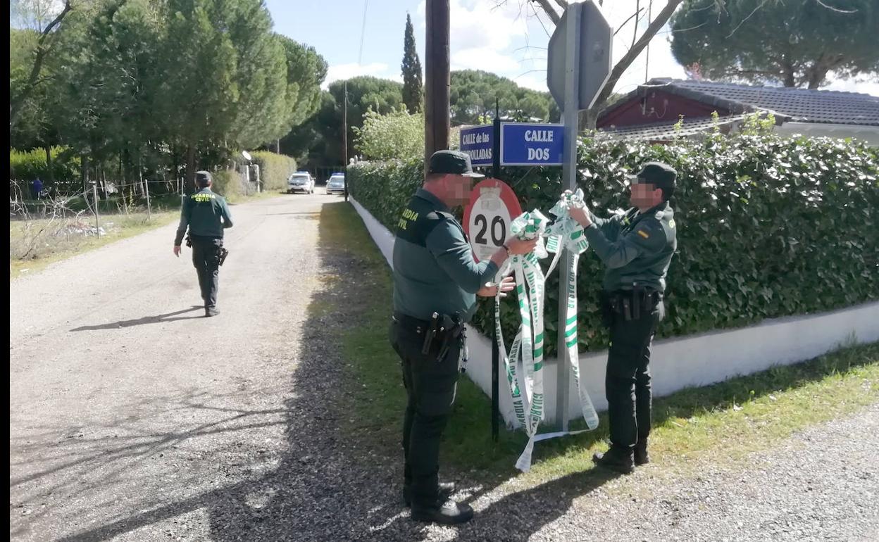 La Guardia Civil acordona el entorno del chalé familiar de öscar S. en El Romeral para su registro. 