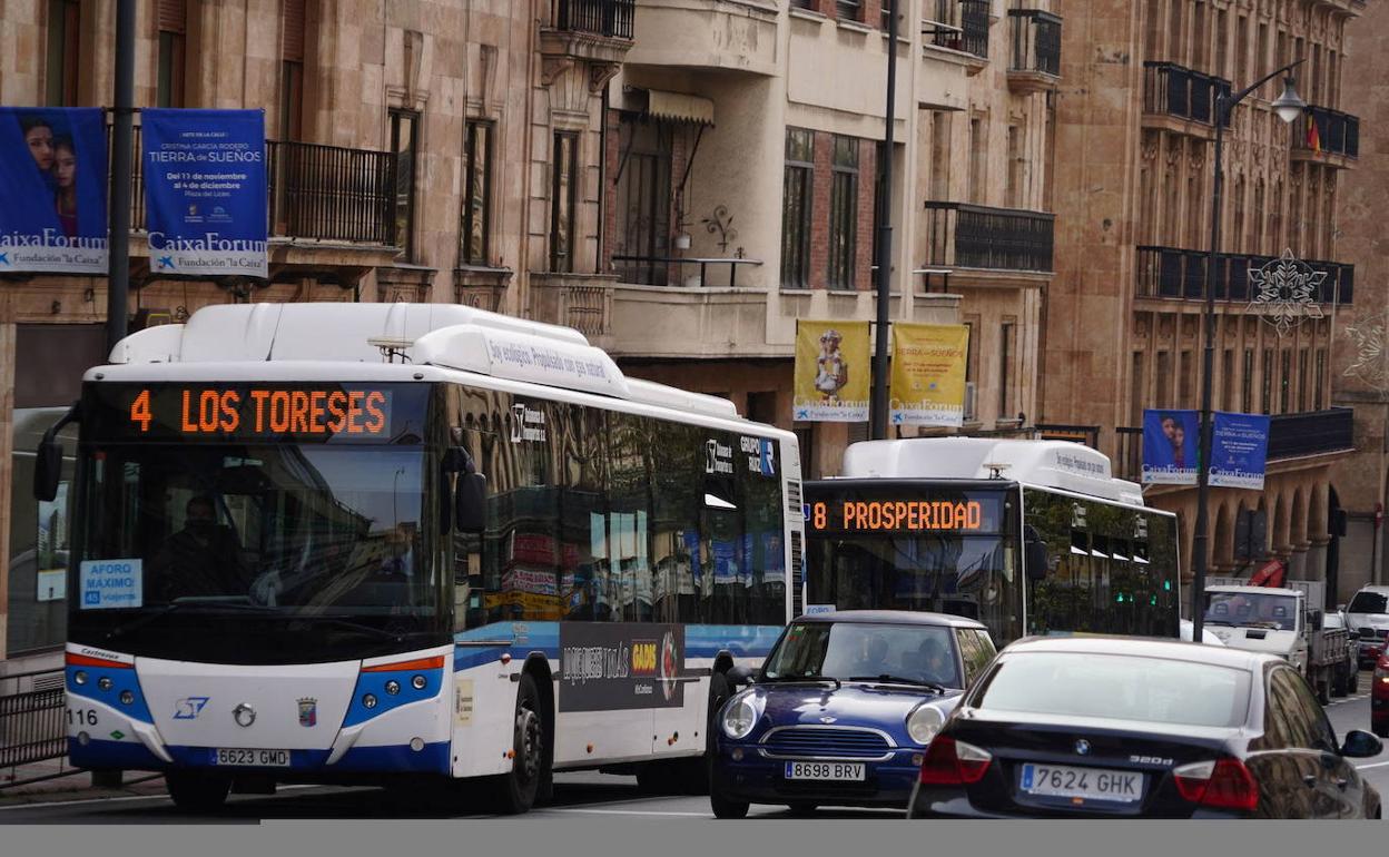 El PSOE propone que el Ayuntamiento sume un 20% al descuento en los abonos del bus y el Consistorio anuncia un 30%